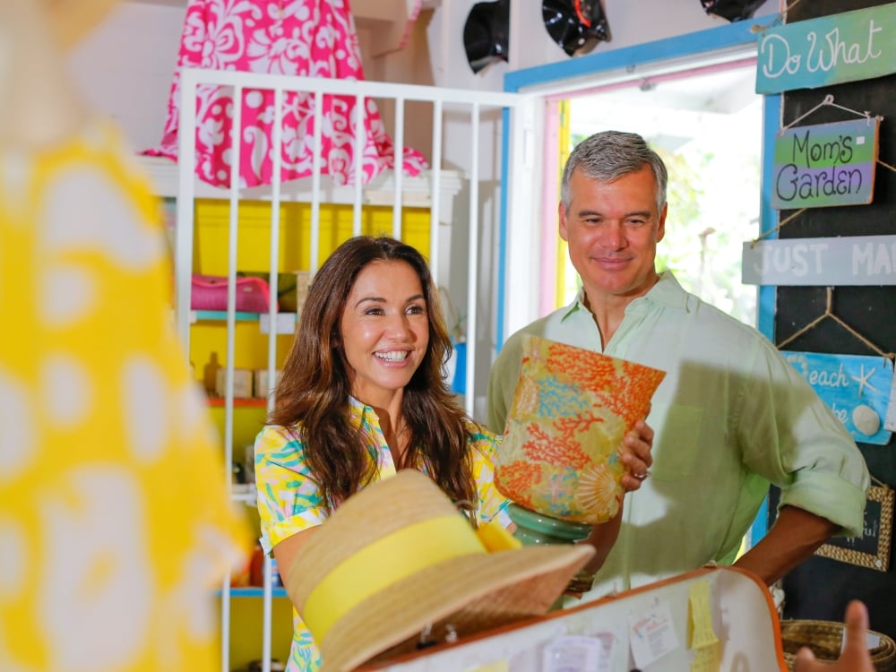 A couple shopping in Nassau Paradise Island