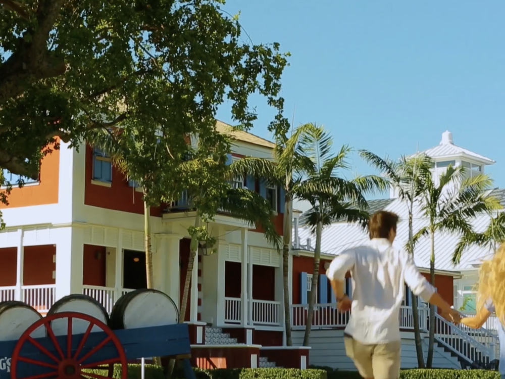 A couple running to a tour in Nassau Paradise Island